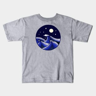 Line drawing: Stylized waves in moonlight in blue and white Kids T-Shirt